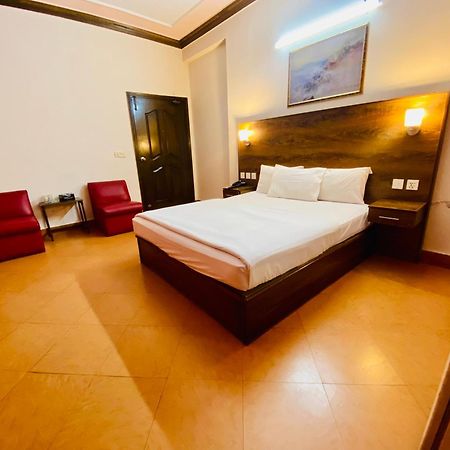Fiesta Inn Hotel & Resorts Multan Buitenkant foto