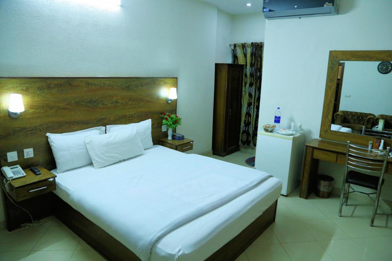 Fiesta Inn Hotel & Resorts Multan Buitenkant foto