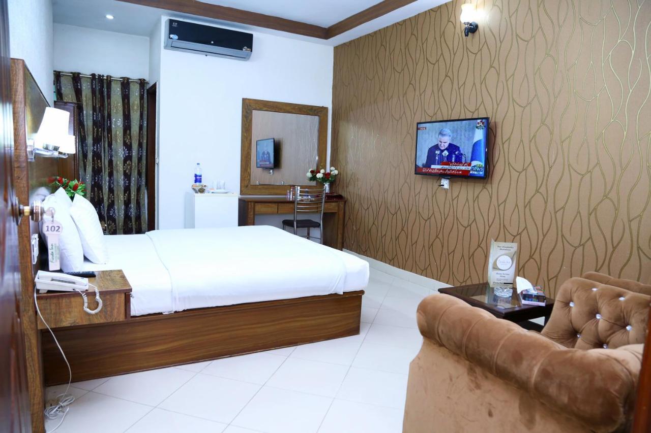 Fiesta Inn Hotel & Resorts Multan Buitenkant foto