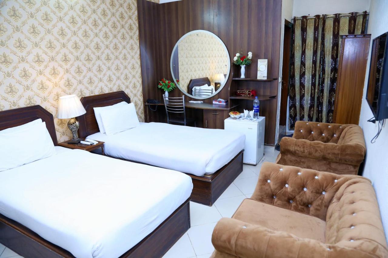 Fiesta Inn Hotel & Resorts Multan Buitenkant foto