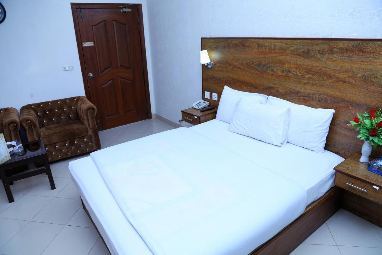 Fiesta Inn Hotel & Resorts Multan Buitenkant foto