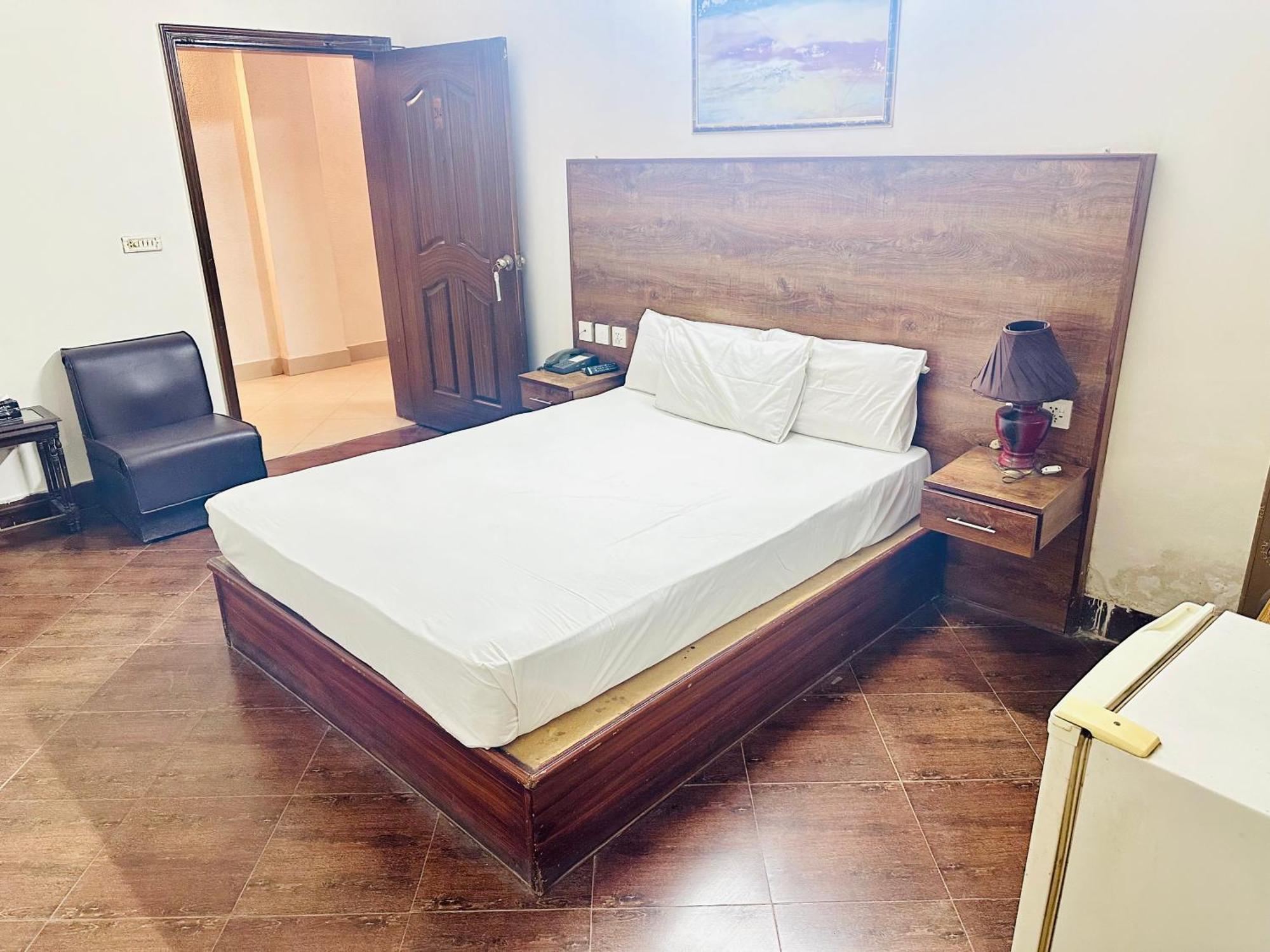 Fiesta Inn Hotel & Resorts Multan Buitenkant foto