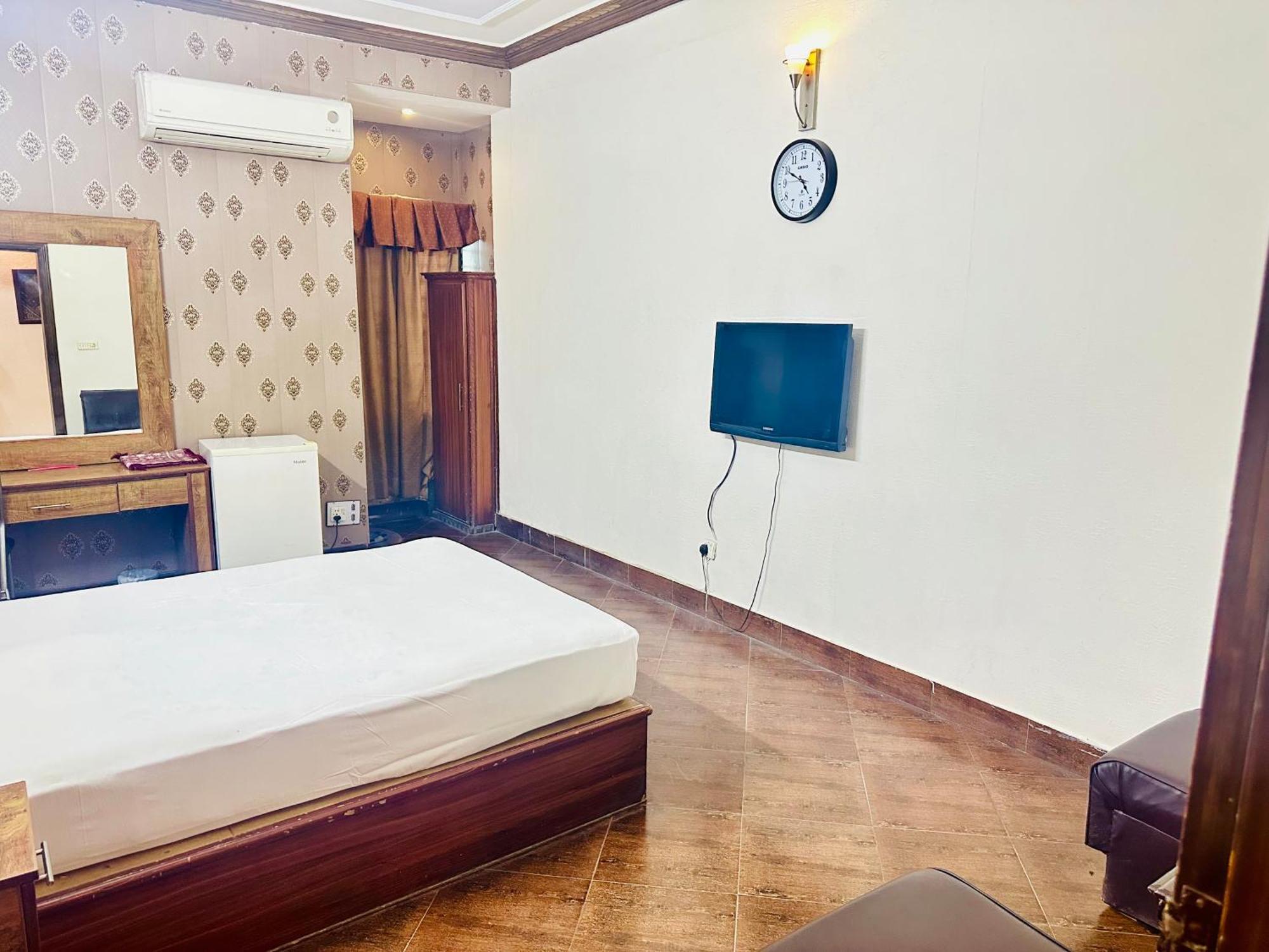 Fiesta Inn Hotel & Resorts Multan Buitenkant foto