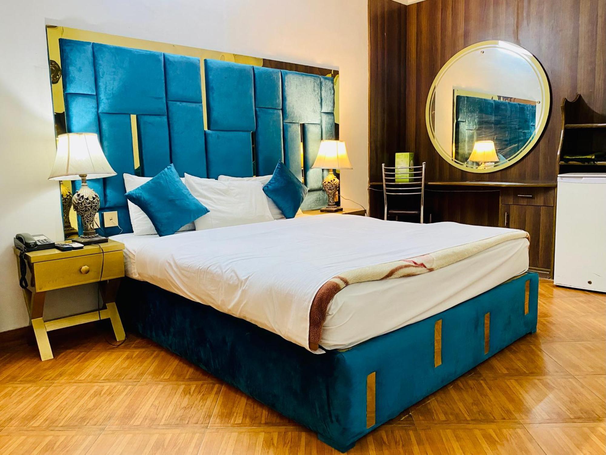Fiesta Inn Hotel & Resorts Multan Buitenkant foto