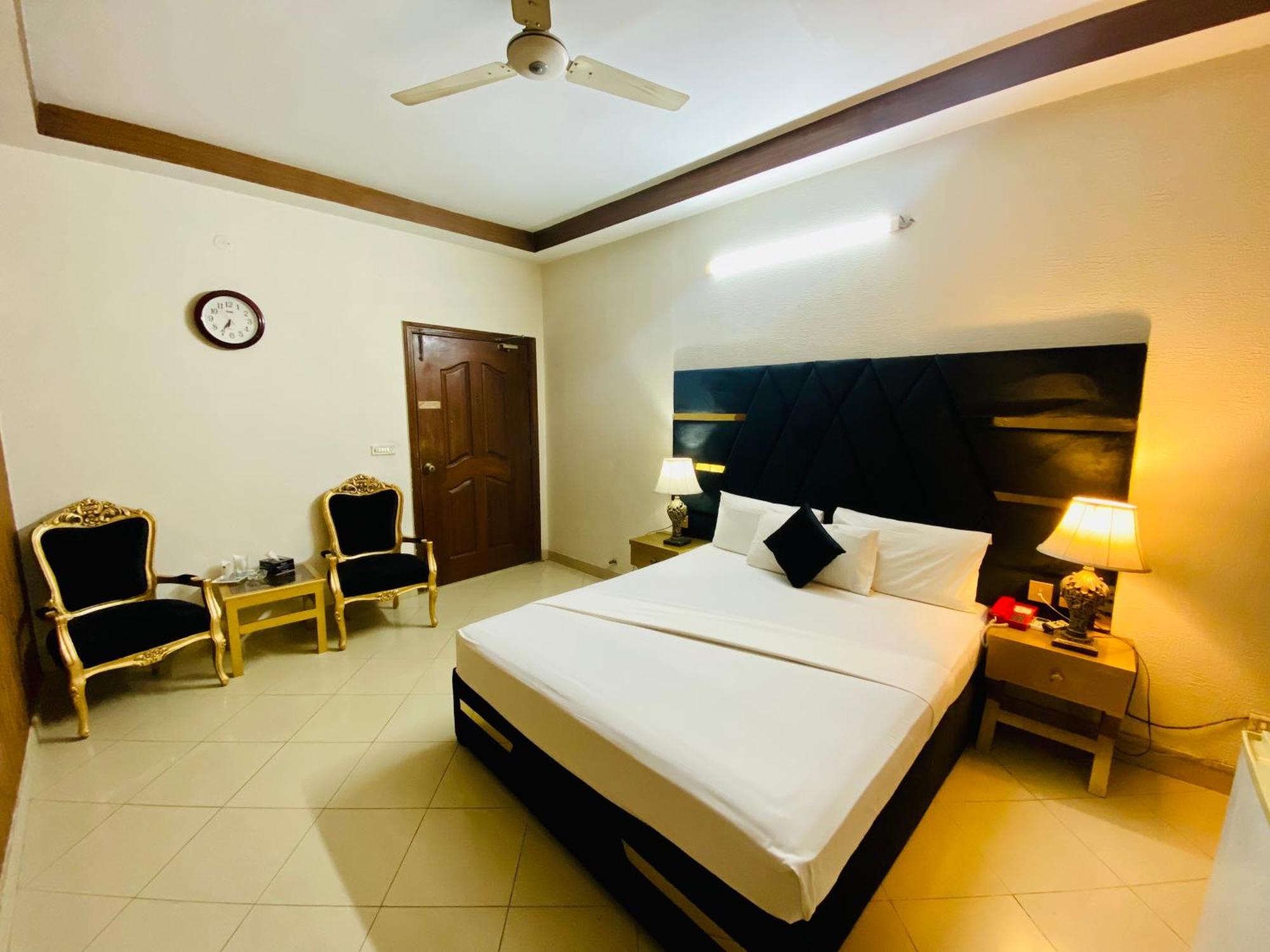 Fiesta Inn Hotel & Resorts Multan Buitenkant foto