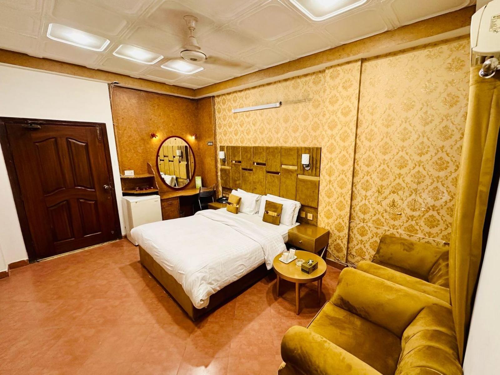 Fiesta Inn Hotel & Resorts Multan Buitenkant foto