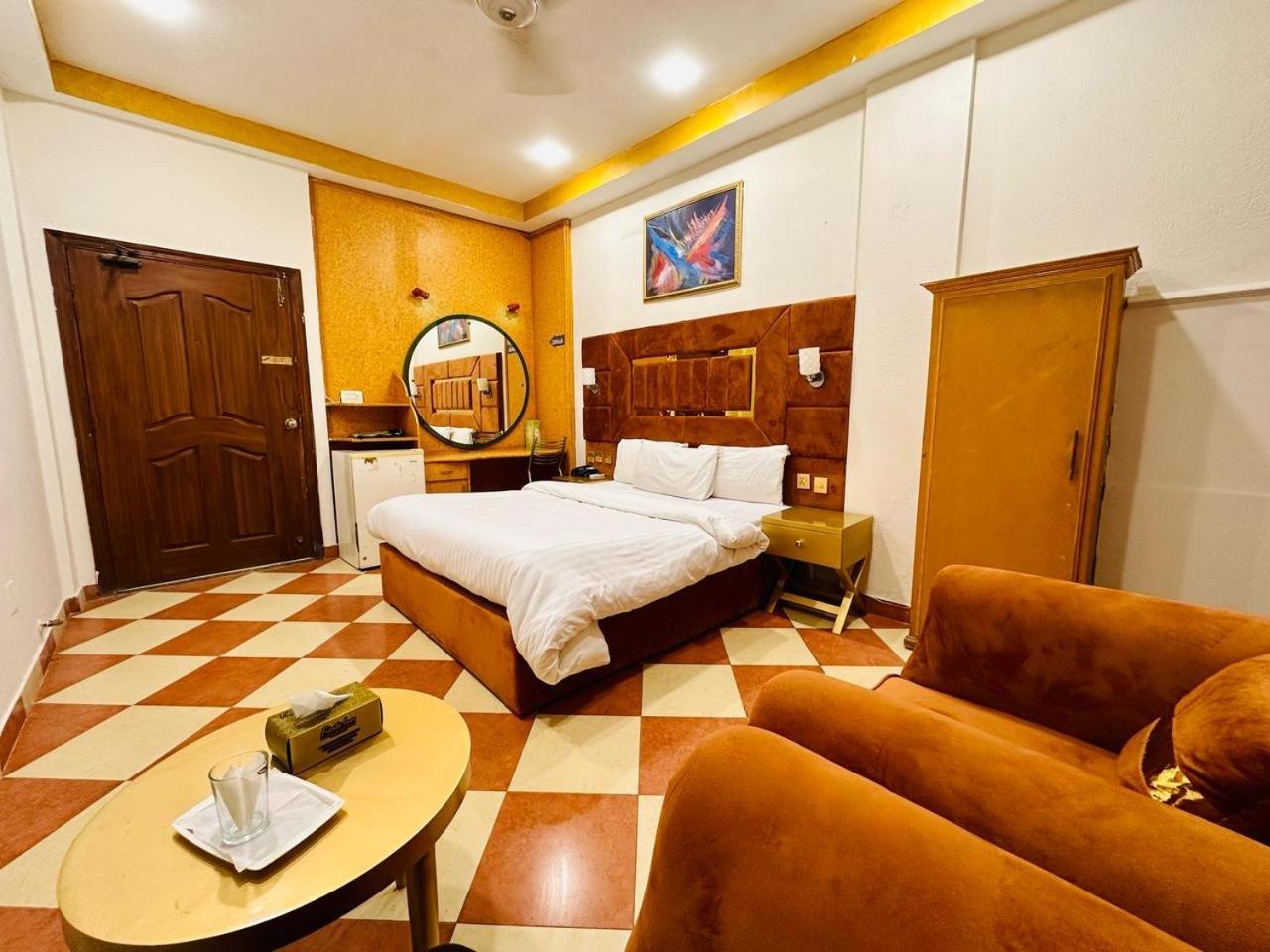 Fiesta Inn Hotel & Resorts Multan Buitenkant foto