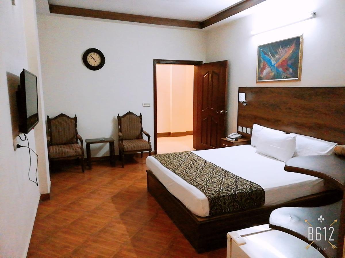 Fiesta Inn Hotel & Resorts Multan Buitenkant foto