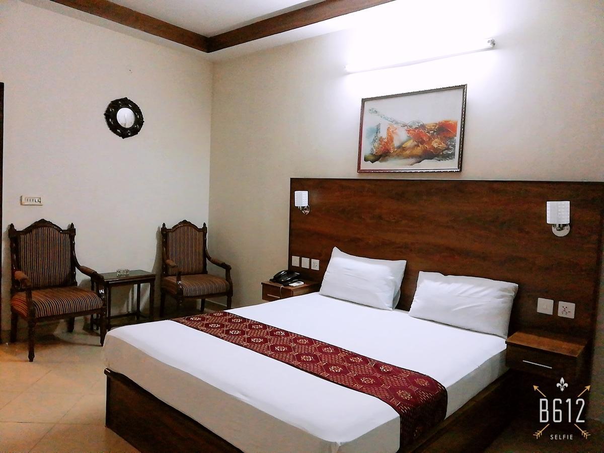 Fiesta Inn Hotel & Resorts Multan Buitenkant foto