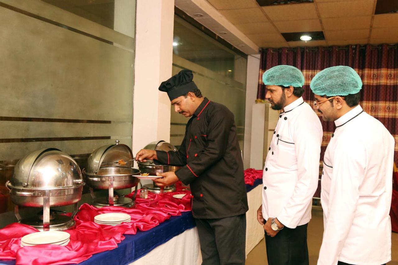 Fiesta Inn Hotel & Resorts Multan Buitenkant foto