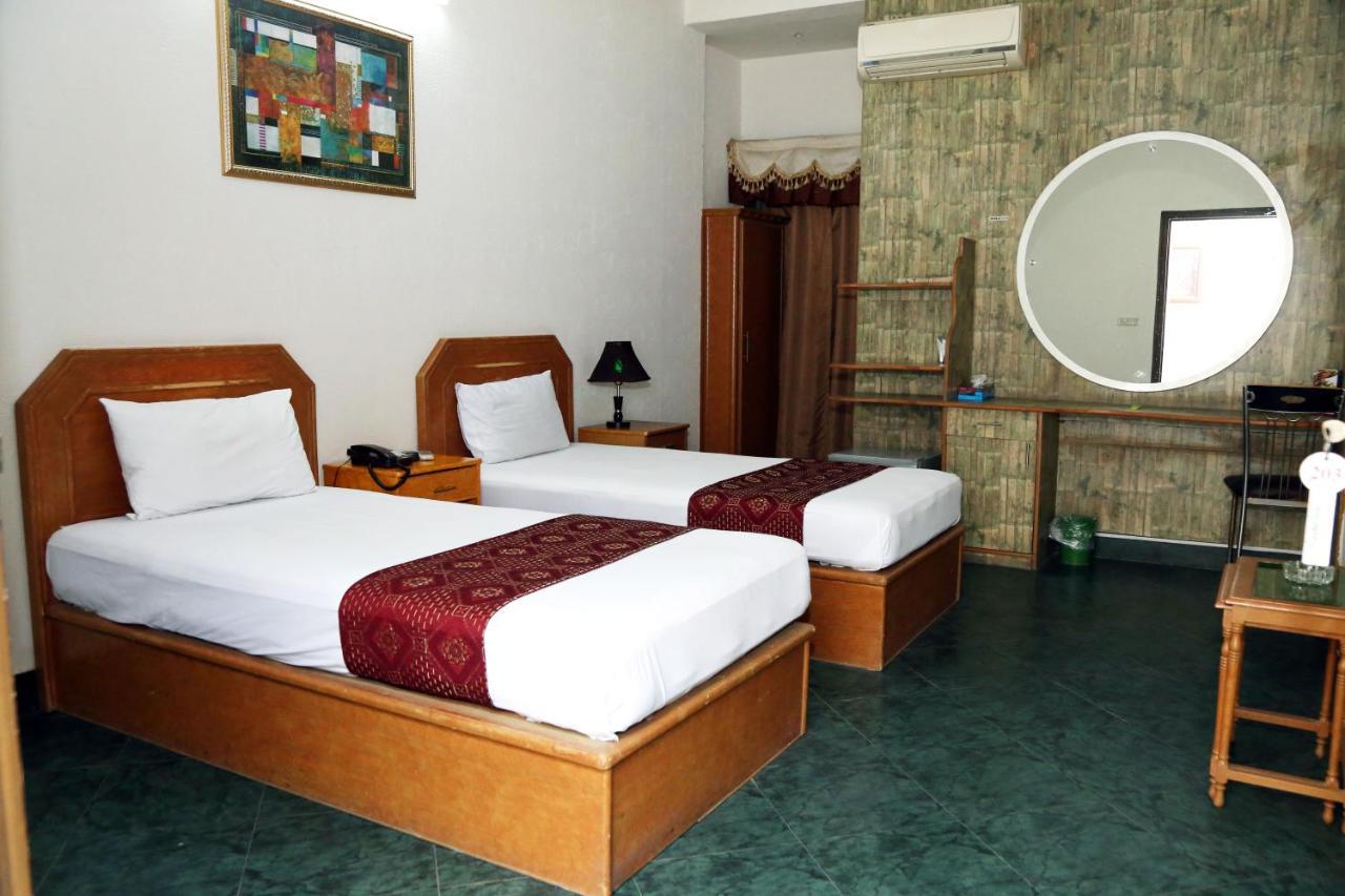 Fiesta Inn Hotel & Resorts Multan Buitenkant foto